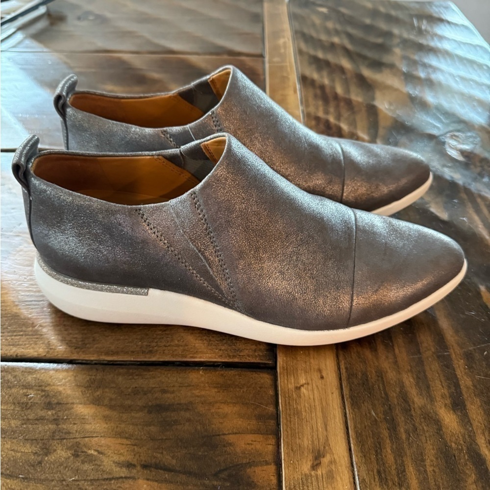 JOHNSTON & MURPHY Dakota Cap Toe Metallic Slip On Sneaker Pewter NWOT size 9 - Picture 5 of 12
